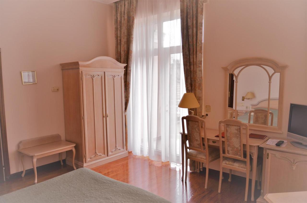 Hotel Mozart Opatija Bagian luar foto