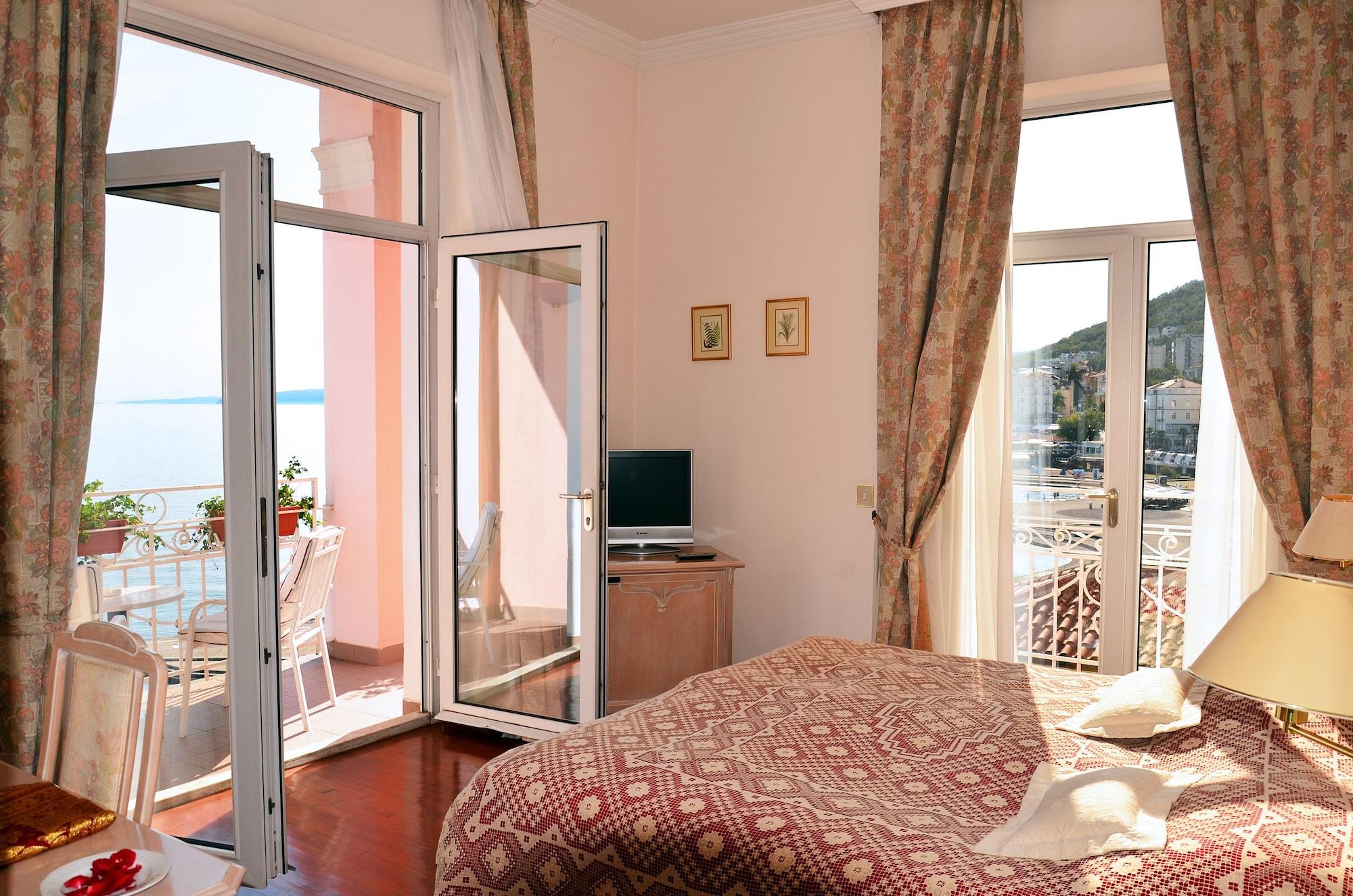 Hotel Mozart Opatija Bagian luar foto