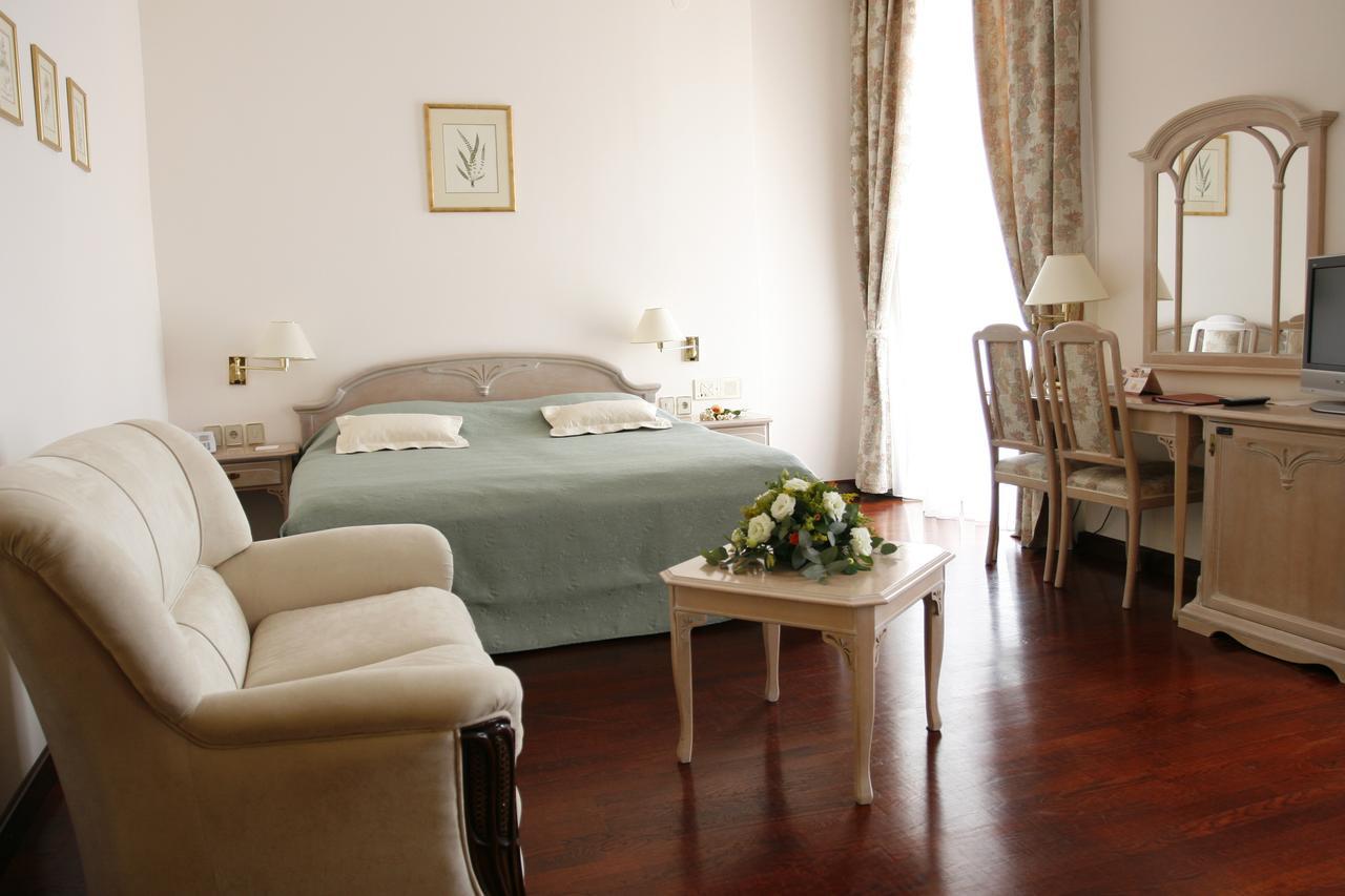 Hotel Mozart Opatija Bagian luar foto