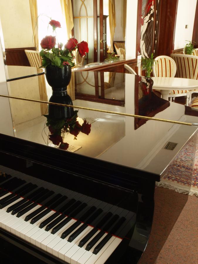 Hotel Mozart Opatija Bagian luar foto