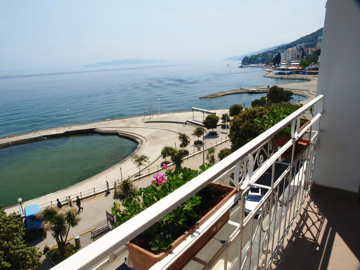 Hotel Mozart Opatija Bagian luar foto